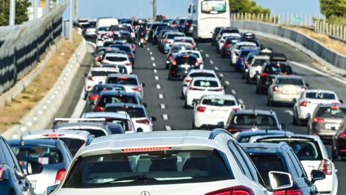 Κίνηση τώρα: Μποτιλιάρισμα στον Κηφισό, καθυστερήσεις στην Αττική Οδό και προβλήματα στον Πειραιά