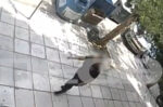 Θεσσαλονίκη: Μπήκε σε κατάστημα, έκλεψε μία ισιωτική και έφυγε σαν κυρία – Βίντεο
