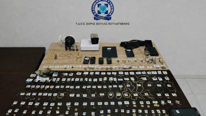 Απατεώνες άρπαξαν 40.000 ευρώ από ηλικιωμένη στη Βάρη – Προσποιήθηκαν τους υπαλλήλους του ΔΕΔΔΗΕ