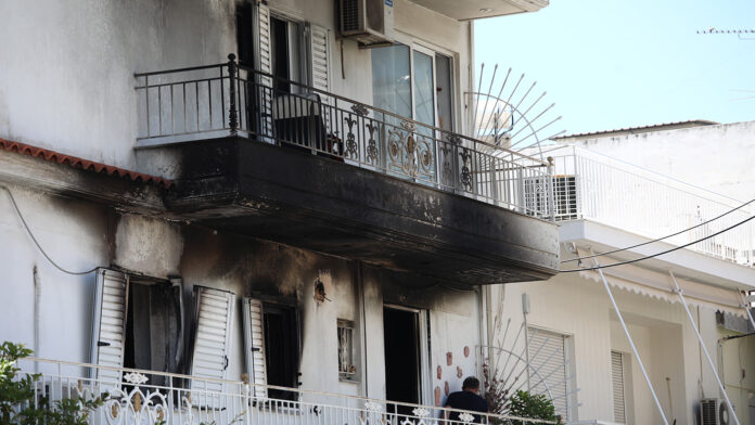 Απεγκλωβίστηκε ο άνδρας από το φλεγόμενο διαμέρισμα του Κορυδαλλού