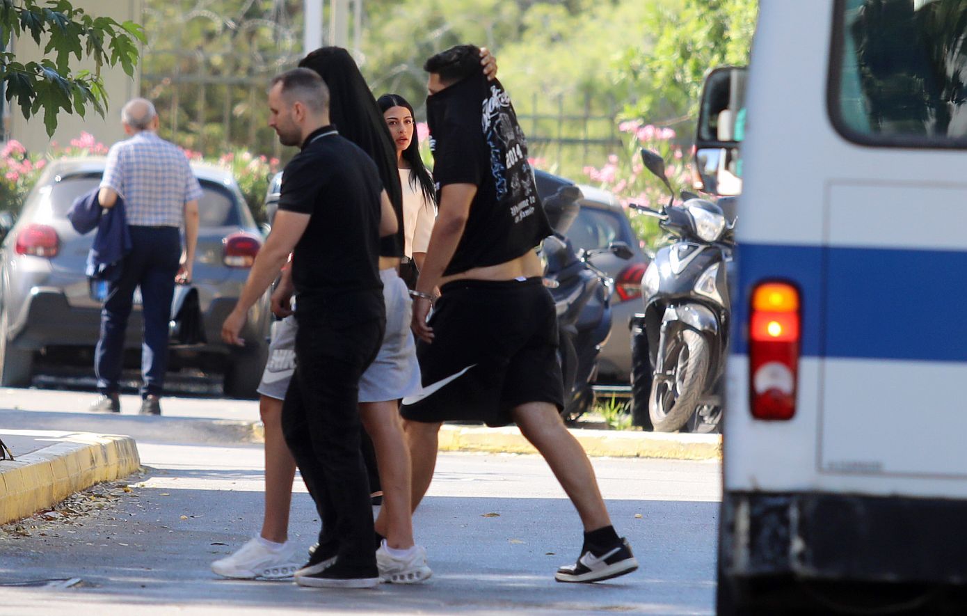 Καλλιθέα: Η κατάθεση του 17χρονου δράστη – «Τέντωσα το χέρι μου με το μαχαίρι για να φοβηθεί»