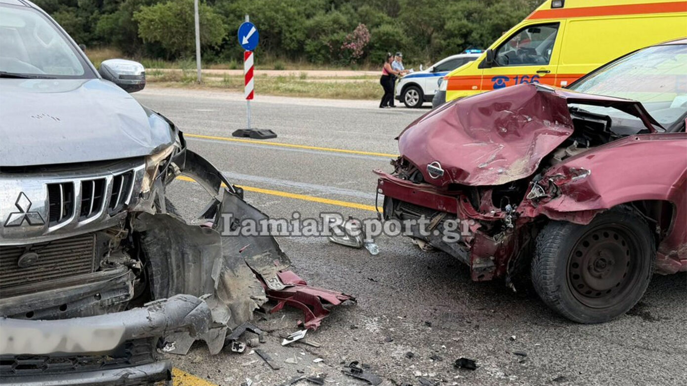 Σφοδρή σύγκρουση οχημάτων στις Θερμοπύλες μπροστά από το άγαλμα του Λεωνίδα, με δύο τραυματίες – Δείτε το βίντεο