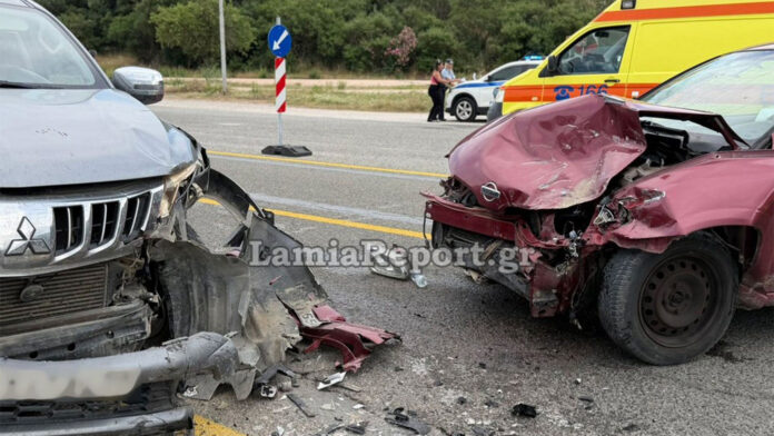 Σφοδρή σύγκρουση οχημάτων στις Θερμοπύλες μπροστά από το άγαλμα του Λεωνίδα, με δύο τραυματίες – Δείτε το βίντεο