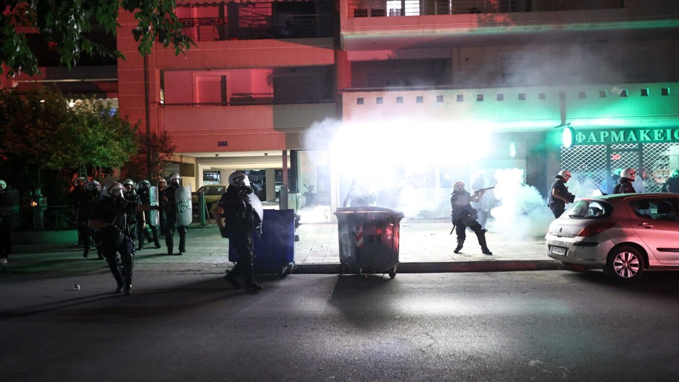 Σκηνές έντασης έξω από το σπίτι του ιδιοκτήτη της ΑΕΛ – Φίλαθλοι συγκρούστηκαν με τα ΜΑΤ μετά από πορεία