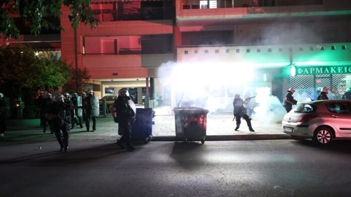 Σκηνές έντασης έξω από το σπίτι του ιδιοκτήτη της ΑΕΛ – Φίλαθλοι συγκρούστηκαν με τα ΜΑΤ μετά από πορεία