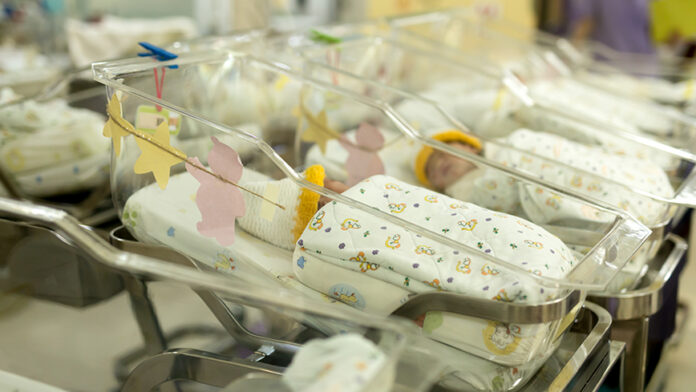 Γεννήθηκαν 2.873 λιγότερα παιδιά πέρυσι στην Ελλάδα – Τα στοιχεία ανά περιφέρεια, πού καταγράφηκαν οι μεγαλύτερες μειώσεις