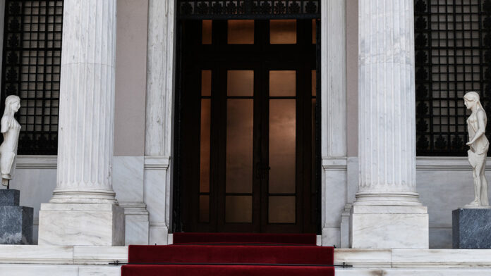 Η κυβέρνηση επιμένει στη μάχη κατά της ακρίβειας και απαντά στα fake news της αντιπολίτευσης