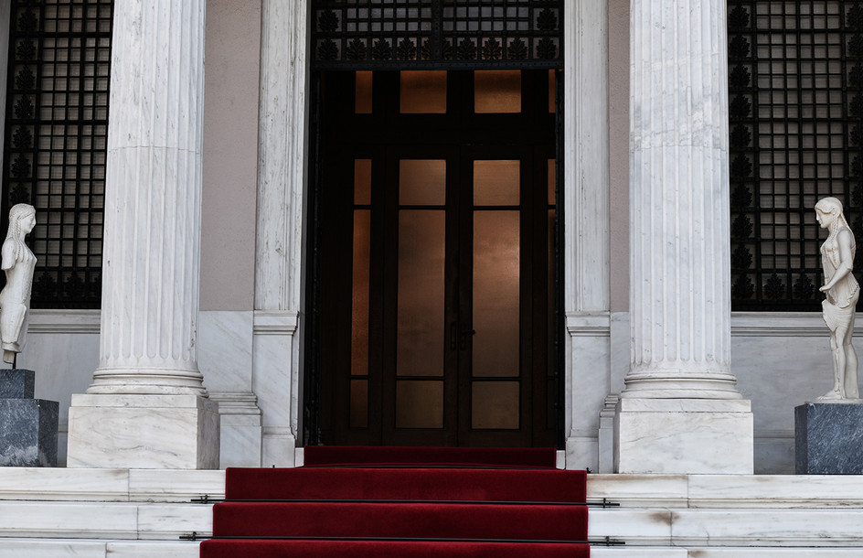 Η κυβέρνηση επιμένει στη μάχη κατά της ακρίβειας και απαντά στα fake news της αντιπολίτευσης