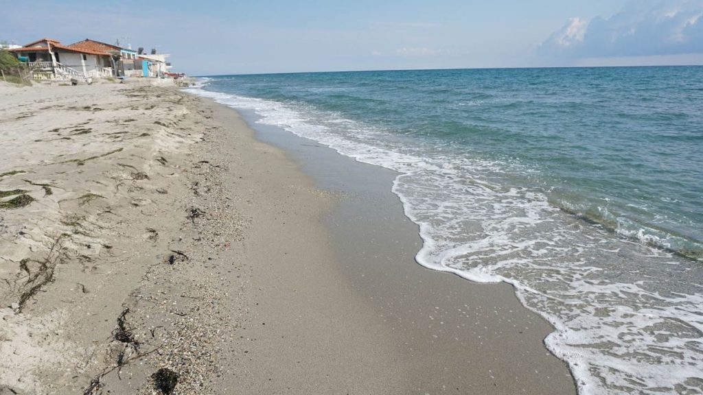 Δ. Τεμπών: Απομακρύνονται οι μόνιμα τοποθετημένες ομπρέλες και ξαπλώστρες από τις παραλίες