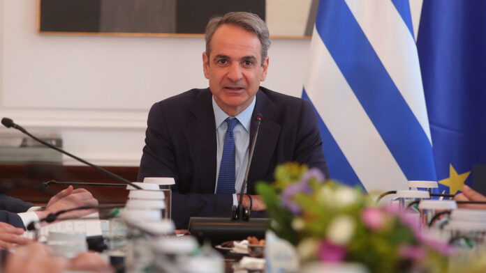 Σύσκεψη στο Μαξίμου για μειώσεις τιμών στα σούπερ μάρκετ – Ποιοι συμμετείχαν