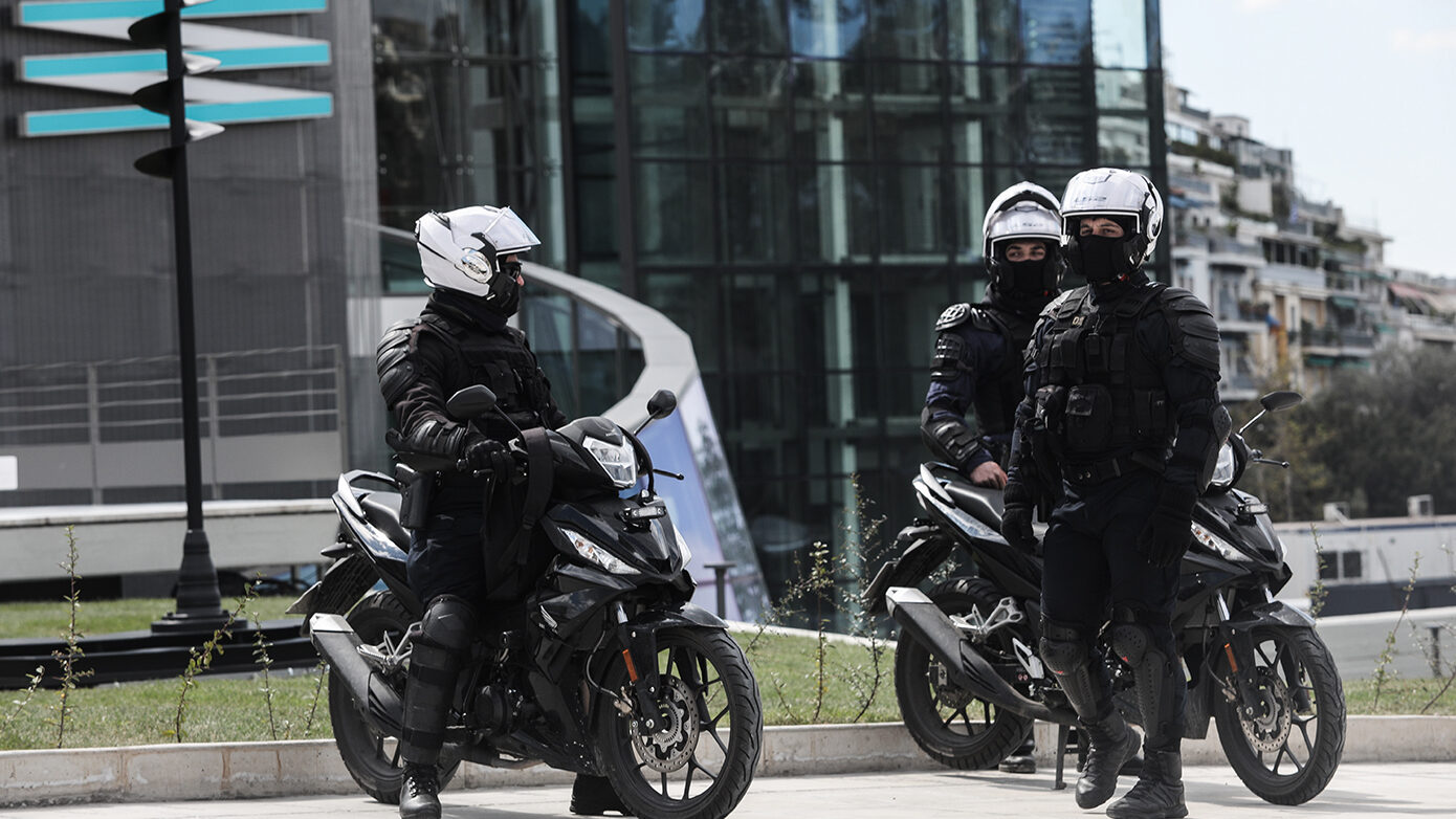 Καταδίωξη στον Κορυδαλλό: 25χρονος εμβόλισε μηχανή της ΔΙ.ΑΣ. και τραυμάτισε αστυνομικό