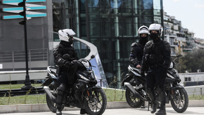 Καταδίωξη στον Κορυδαλλό: 25χρονος εμβόλισε μηχανή της ΔΙ.ΑΣ. και τραυμάτισε αστυνομικό