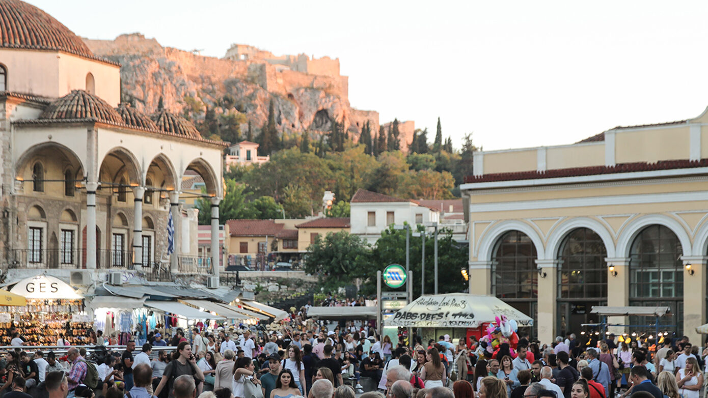 Τουρίστες στην Ελλάδα: ποιοι την προτιμούν και πόσα ξοδεύουν στη χώρα μας