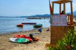 Οι πρώτοι ναυαγοσώστες έπιασαν δουλειά στις παραλίες – Σε αρκετές περιοχές εκκρεμεί η έγκριση των συμβάσεων