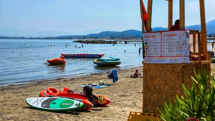 Οι πρώτοι ναυαγοσώστες έπιασαν δουλειά στις παραλίες – Σε αρκετές περιοχές εκκρεμεί η έγκριση των συμβάσεων