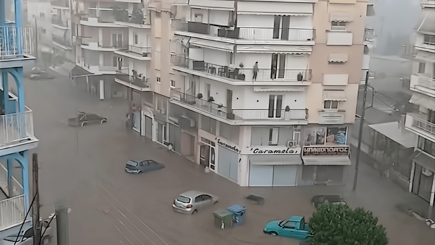 Σέρρες: Πλημμύρισαν καταστήματα και δρόμοι από τη σφοδρή βροχόπτωση και χαλαζόπτωση