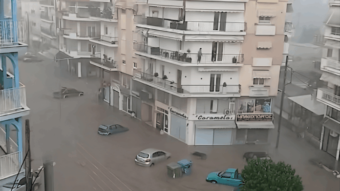 Σέρρες: Πλημμύρισαν καταστήματα και δρόμοι από τη σφοδρή βροχόπτωση και χαλαζόπτωση
