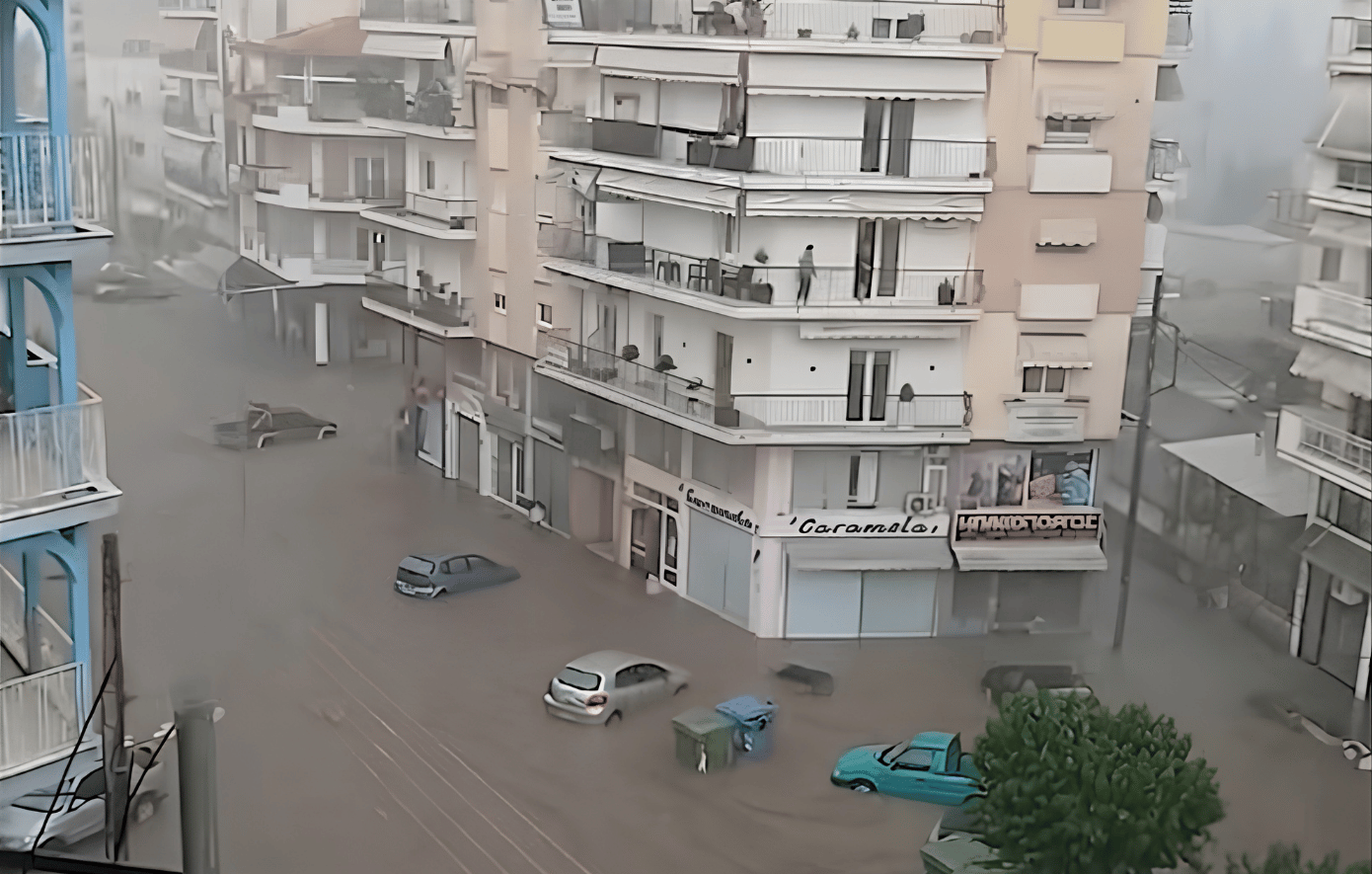 Σέρρες: Πλημμύρισαν καταστήματα και δρόμοι από τη σφοδρή βροχόπτωση και χαλαζόπτωση