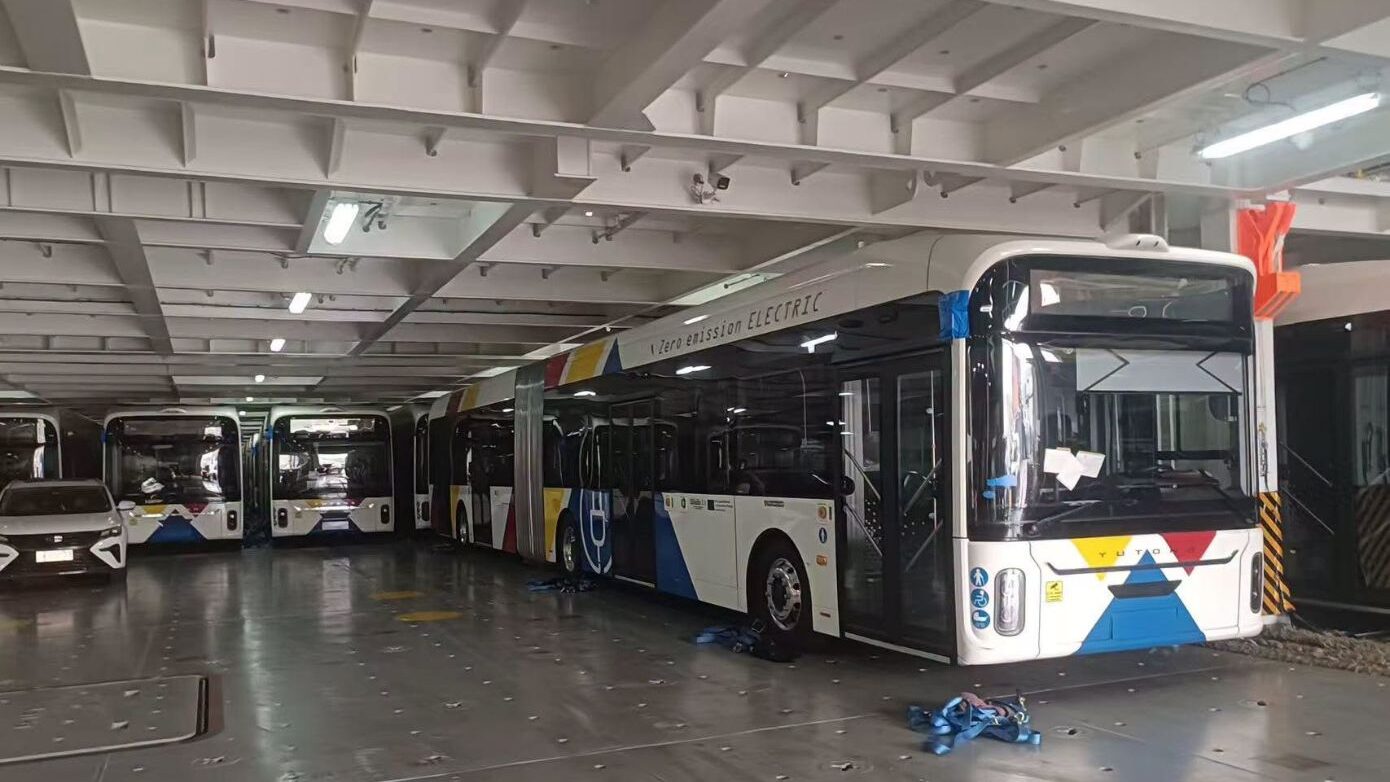 Πενήντα ολοκαίνουργια ηλεκτρικά λεωφορεία μεταφέρονται στη Θεσσαλονίκη για την αναβάθμιση των μετακινήσεων