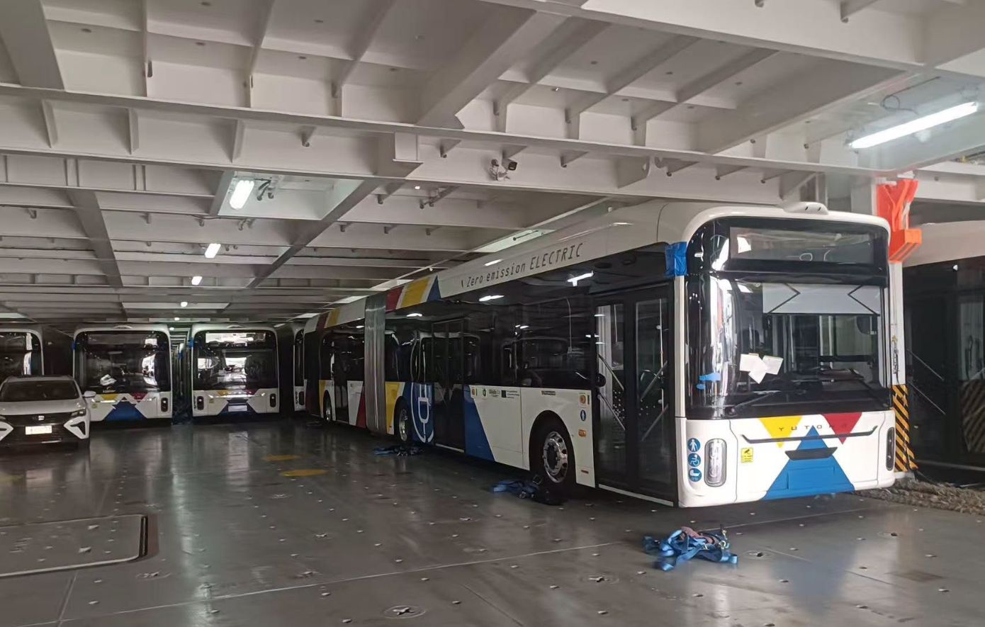 Πενήντα ολοκαίνουργια ηλεκτρικά λεωφορεία μεταφέρονται στη Θεσσαλονίκη για την αναβάθμιση των μετακινήσεων