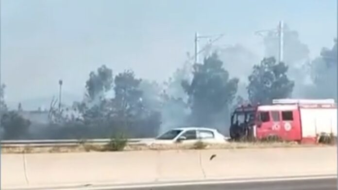 Πυρκαγιά στους Αγίους Θεοδώρους: Αποκλεισμένη η δεξιά λωρίδα της Εθνικής οδού προς Αθήνα – Αναστολή δρομολογίων της Hellenic Train