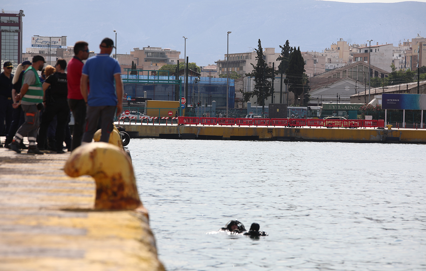 Τραγωδία στο λιμάνι του Πειραιά: Ανασύρθηκε νεκρός ο οδηγός του ταξί που έπεσε στη θάλασσα