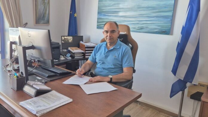 Υπεγράφη η σύμβαση για την τοποθέτηση συνθετικού τάπητα σε Γήπεδα της Πάρου