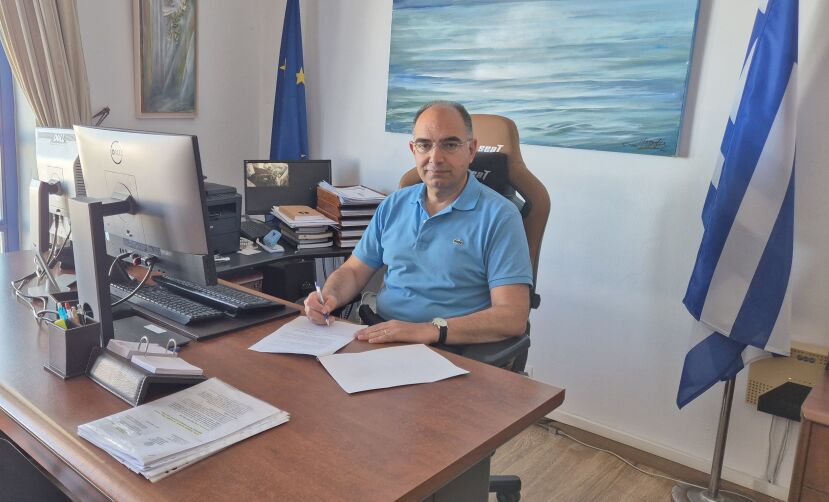 Υπεγράφη η σύμβαση για την τοποθέτηση συνθετικού τάπητα σε Γήπεδα της Πάρου