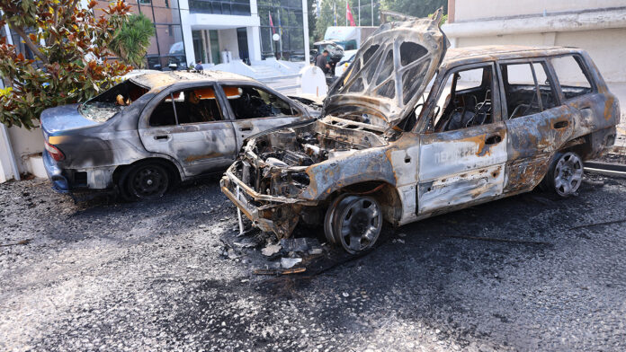 Εικόνες από τα τρία οχήματα της Περιφέρειας Αττικής που καταστράφηκαν μετά από εμπρηστική επίθεση