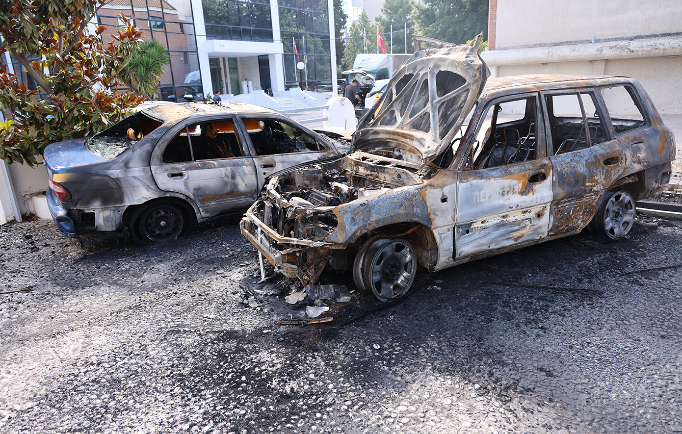 Εικόνες από τα τρία οχήματα της Περιφέρειας Αττικής που καταστράφηκαν μετά από εμπρηστική επίθεση