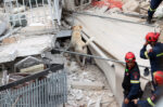 Πετράλωνα: Κατάρρευση 4όροφης πολυκατοικίας – Έκκληση για απόλυτη ησυχία και εκπαιδευμένοι σκύλοι