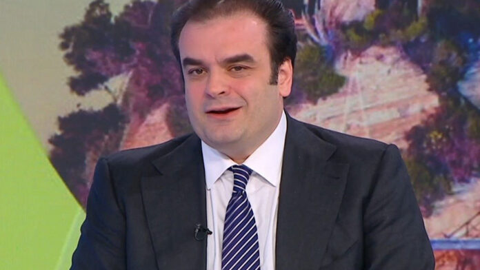 Πιερρακάκης: Η ρήτρα διαφυγής για την ενέργεια αντιστοιχεί σε έργα 1,5 δισ. ευρώ την τριετία 2026-2028