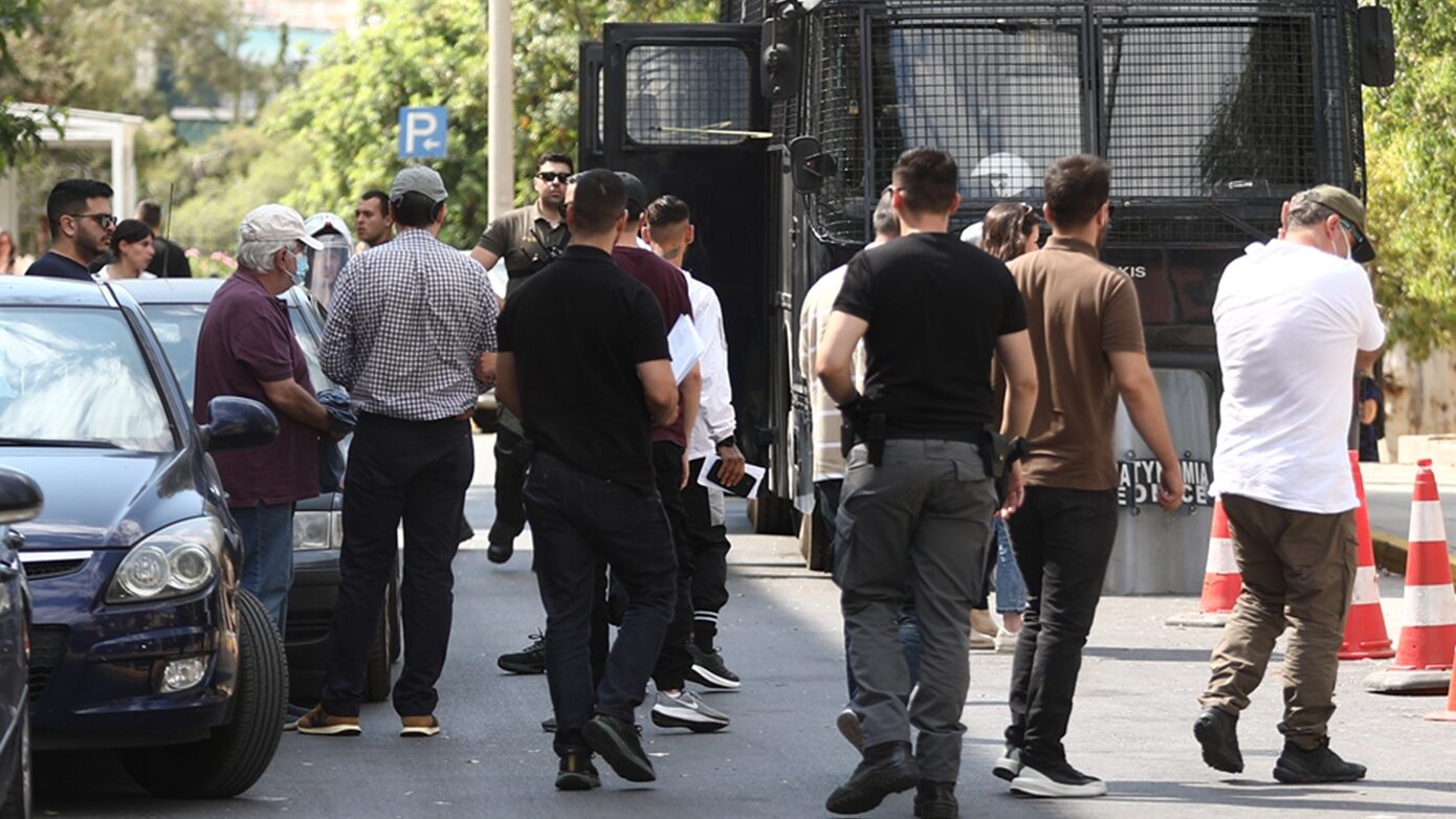 Προφυλακίστηκαν και οι έξι κατηγορούμενοι για το κύκλωμα διαφθοράς σε πολεοδομίες της Αττικής