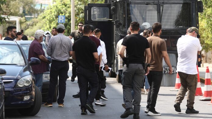 Προφυλακίστηκαν και οι έξι κατηγορούμενοι για το κύκλωμα διαφθοράς σε πολεοδομίες της Αττικής