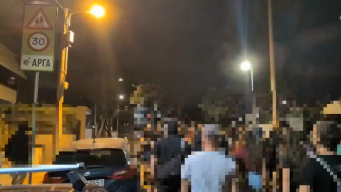 Πορεία προς το σπίτι του Νίκου Χαρδαλιά: Προκάλεσαν φθορές και έγραψαν συνθήματα στους τοίχους