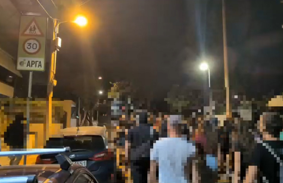 Πορεία προς το σπίτι του Νίκου Χαρδαλιά: Προκάλεσαν φθορές και έγραψαν συνθήματα στους τοίχους