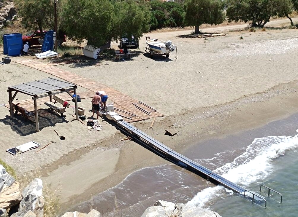 Ολοκληρώθηκε η τοποθέτηση συστημάτων πρόσβασης σε παραλίες της Κέας