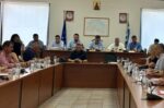 Περιφέρεια Στερεάς Ελλάδας Νέο ταρτάν στο γήπεδο Αταλάντης και νέα χρηματοδότηση για οδικό έργο