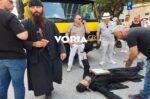 Θεσσαλονίκη: Ρασοφόρος ξάπλωσε στον δρόμο για να διακόψει την πορεία του Pride – Φώναζε «Μετανοείτε»