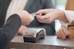 Ξενοδοχεία: Τέλος στα φωτοαντίγραφα ταυτοτήτων και πιστωτικών καρτών μετά από σύσταση της Αρχής Προστασίας Δεδομένων
