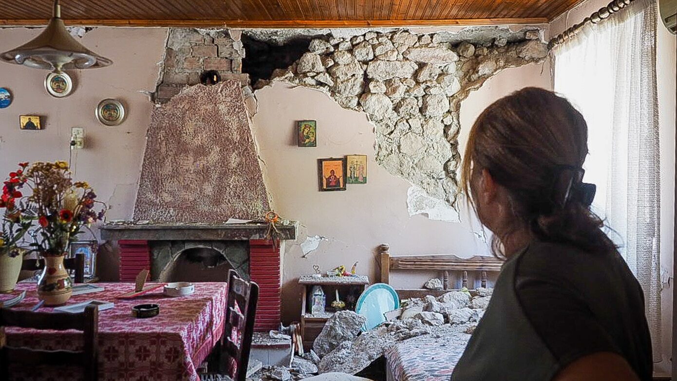 Σοκάρουν οι μαρτυρίες για τον σεισμό στην Εύβοια: «65 χρόνια δεν έχω καταλάβει κάτι τέτοιο» – «Δεν πρόλαβα ούτε παπούτσια να βάλω»