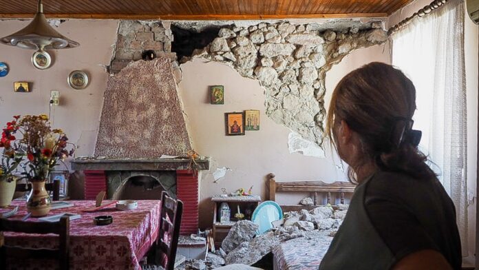 Σοκάρουν οι μαρτυρίες για τον σεισμό στην Εύβοια: «65 χρόνια δεν έχω καταλάβει κάτι τέτοιο» – «Δεν πρόλαβα ούτε παπούτσια να βάλω»