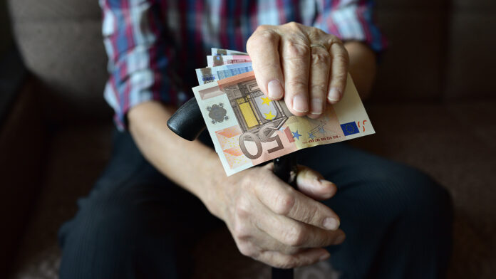 Αυτή είναι η λύση που προκρίνεται για τις συντάξεις χηρείας και «σβήνει» ένα επικίνδυνο ασφαλιστικό ναρκοπέδιο