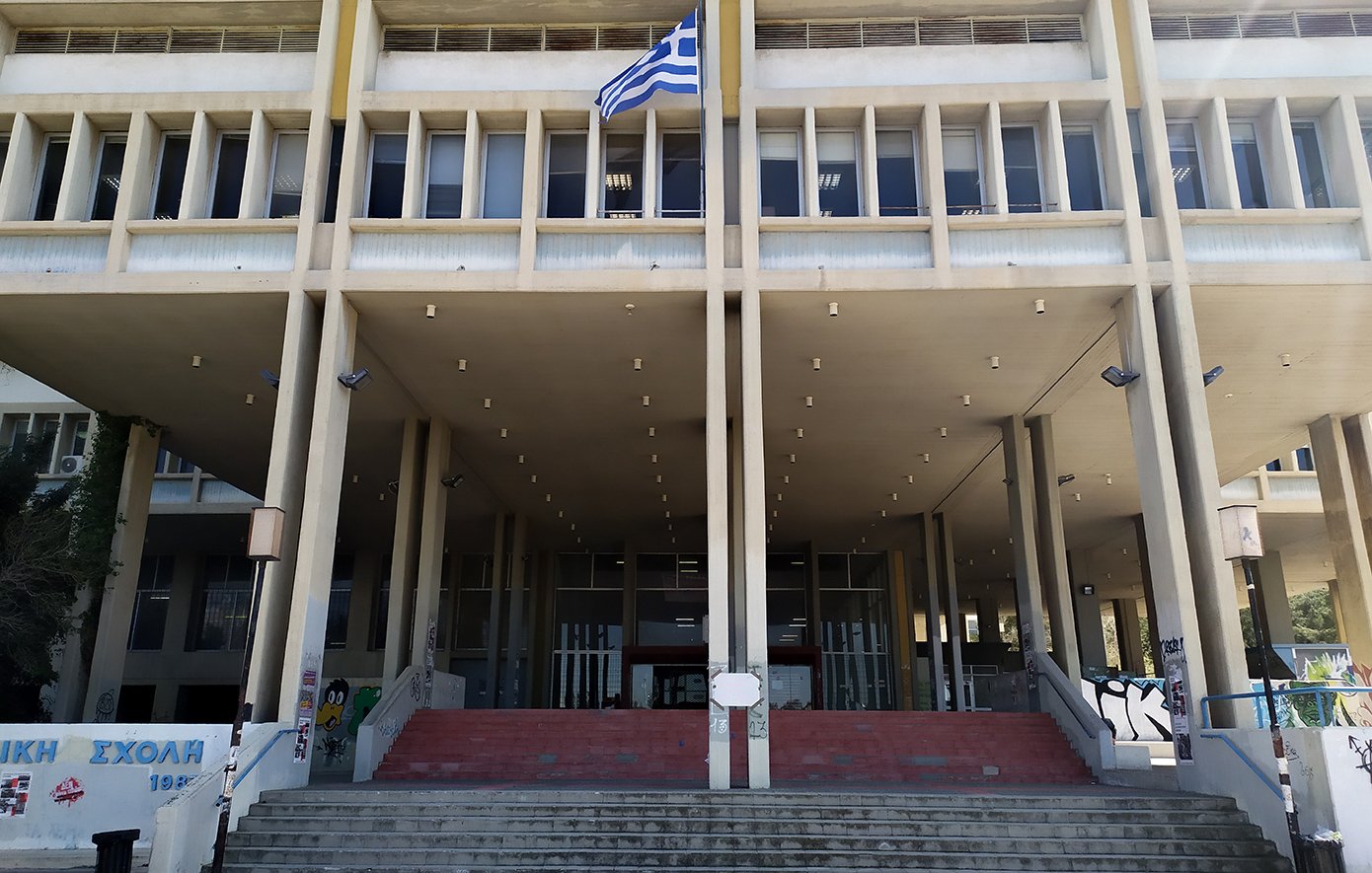 Το ΕΚΠΑ γίνεται το πρώτο πανεπιστήμιο που θα έχει απινιδωτές σε όλα τα κτίριά του