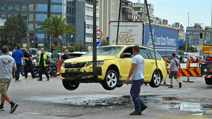 Συγκλονιστικές μαρτυρίες για την πτώση του ταξί στο λιμάνι του Πειραιά: Ο οδηγός έβαλε τη ζώνη, ανέπτυξε ταχύτητα και κατέληξε στη θάλασσα