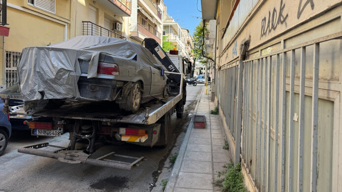 Ειδική επιχείρηση της ΕΛ.ΑΣ. στη Θεσσαλονίκη για την απομάκρυνση εγκαταλελειμμένου αυτοκινήτου