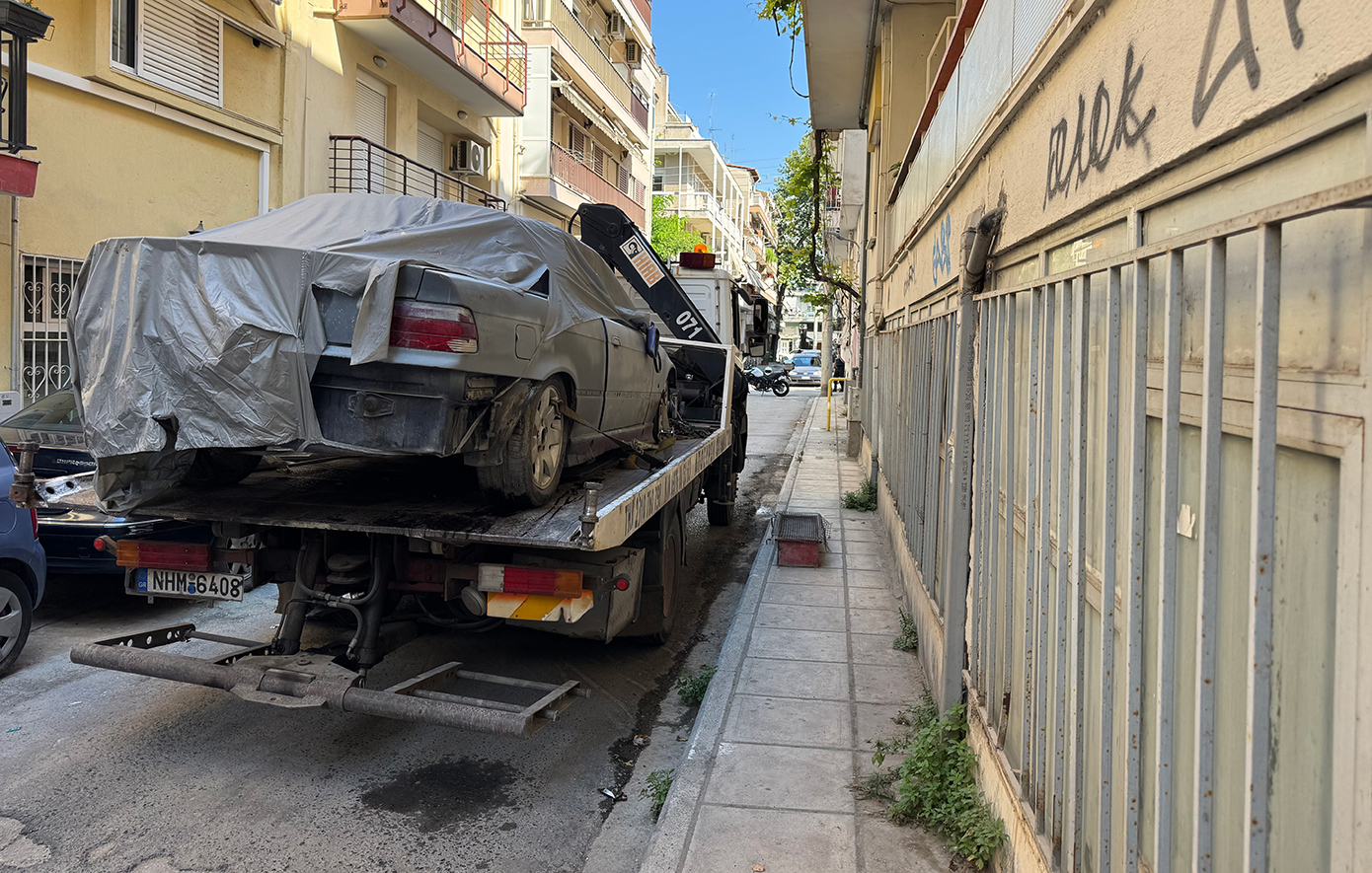 Ειδική επιχείρηση της ΕΛ.ΑΣ. στη Θεσσαλονίκη για την απομάκρυνση εγκαταλελειμμένου αυτοκινήτου