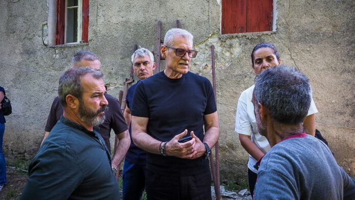 Αυτοψία του Ευάγγελου Τουρνά στη Βόρεια Εύβοια μετά τις σεισμικές δονήσεις: «Από αύριο ξεκινούν οι έλεγχοι στις πληγείσες κατοικίες»