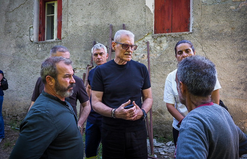 Αυτοψία του Ευάγγελου Τουρνά στη Βόρεια Εύβοια μετά τις σεισμικές δονήσεις: «Από αύριο ξεκινούν οι έλεγχοι στις πληγείσες κατοικίες»