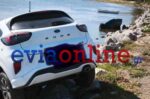 Εύβοια: Αυτοκίνητο κατέληξε στα βράχια της θάλασσας, μετά από σύγκρουση – Από θαύμα δεν τραυματίστηκε η οδηγός